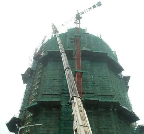 东营吊车在工地上作业